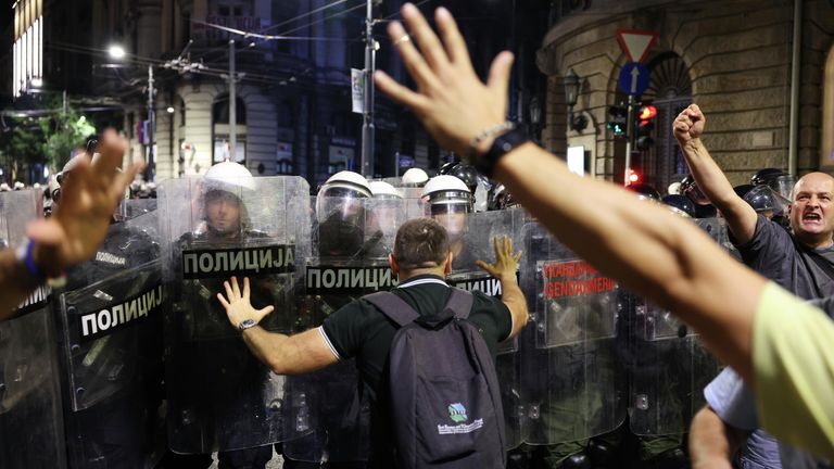 Полицейские блокируют улицу во время акции протеста в Белграде