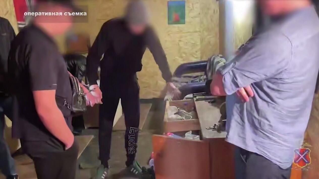 Обыск в гараже у одного из подростков, поджигавших машины и готовивших взрыв, в Волгограде. Кадр видео - РИА Новости, 1920, 30.06.2025