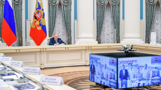 Президент Владимир Путин проводит совещание по вопросам социально-экономического развития новых субъектов РФ