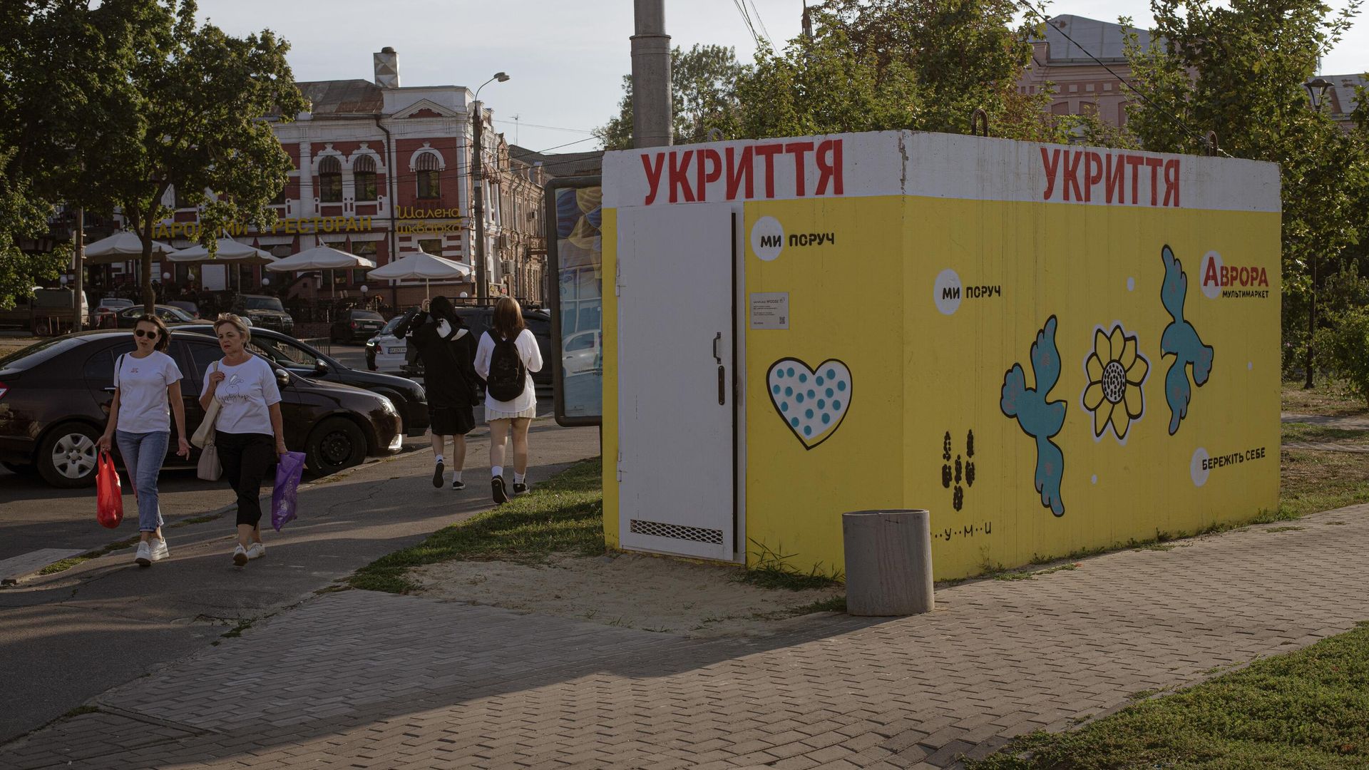 Жители города проходят мимо укрытия в Сумах, Украина - РИА Новости, 1920, 01.07.2025