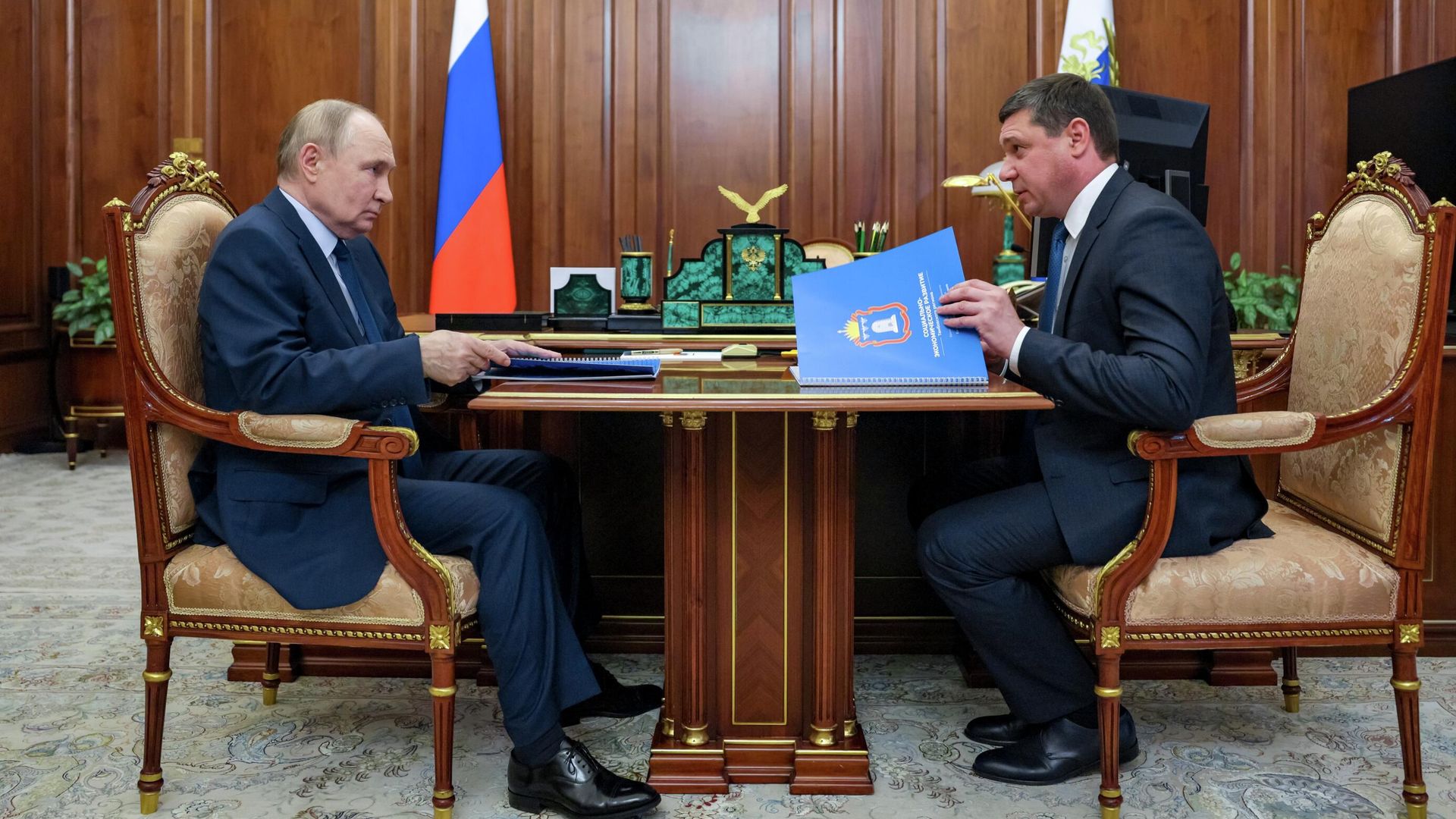Президент России Владимир Путин и временно исполняющий обязанности главы Тамбовской области Евгений Первышов во время встречи. 1 июля 2025 Президент России Владимир Путин и временно исполняющий обязанности главы Тамбовской области Евгений Первышов во время встречи. 1 июля 2025 - РИА Новости, 1920, 01.07.2025