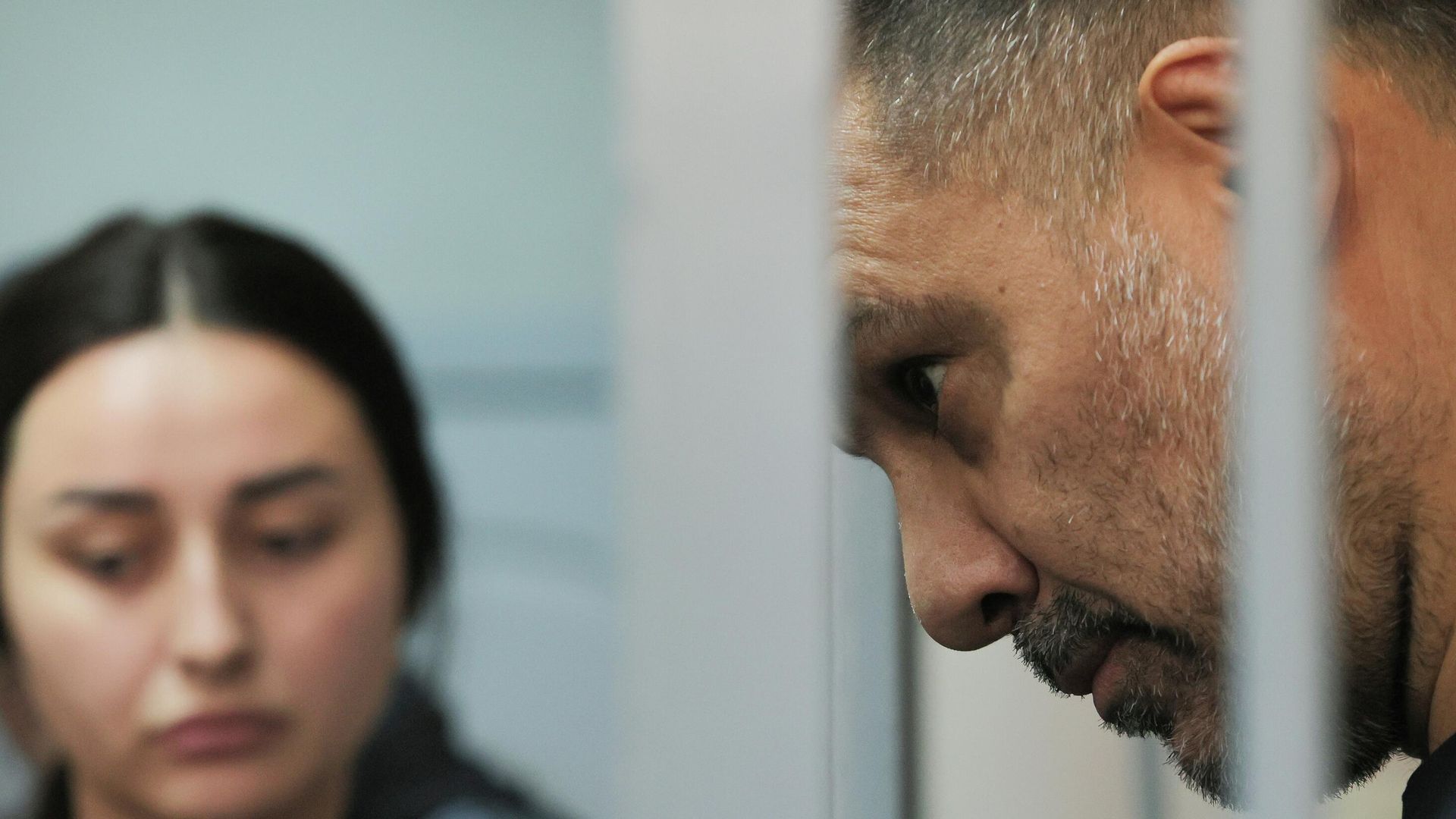 Шахин Лалаев, проходящий обвиняемым по уголовному делу об убийствах и покушениях прошлых лет на заседании суда в Екатеринбурге. 2 июля 2025 Шахин Лалаев, проходящий обвиняемым по уголовному делу об убийствах и покушениях прошлых лет на заседании суда в Екатеринбурге. 2 июля 2025 - РИА Новости, 1920, 02.07.2025