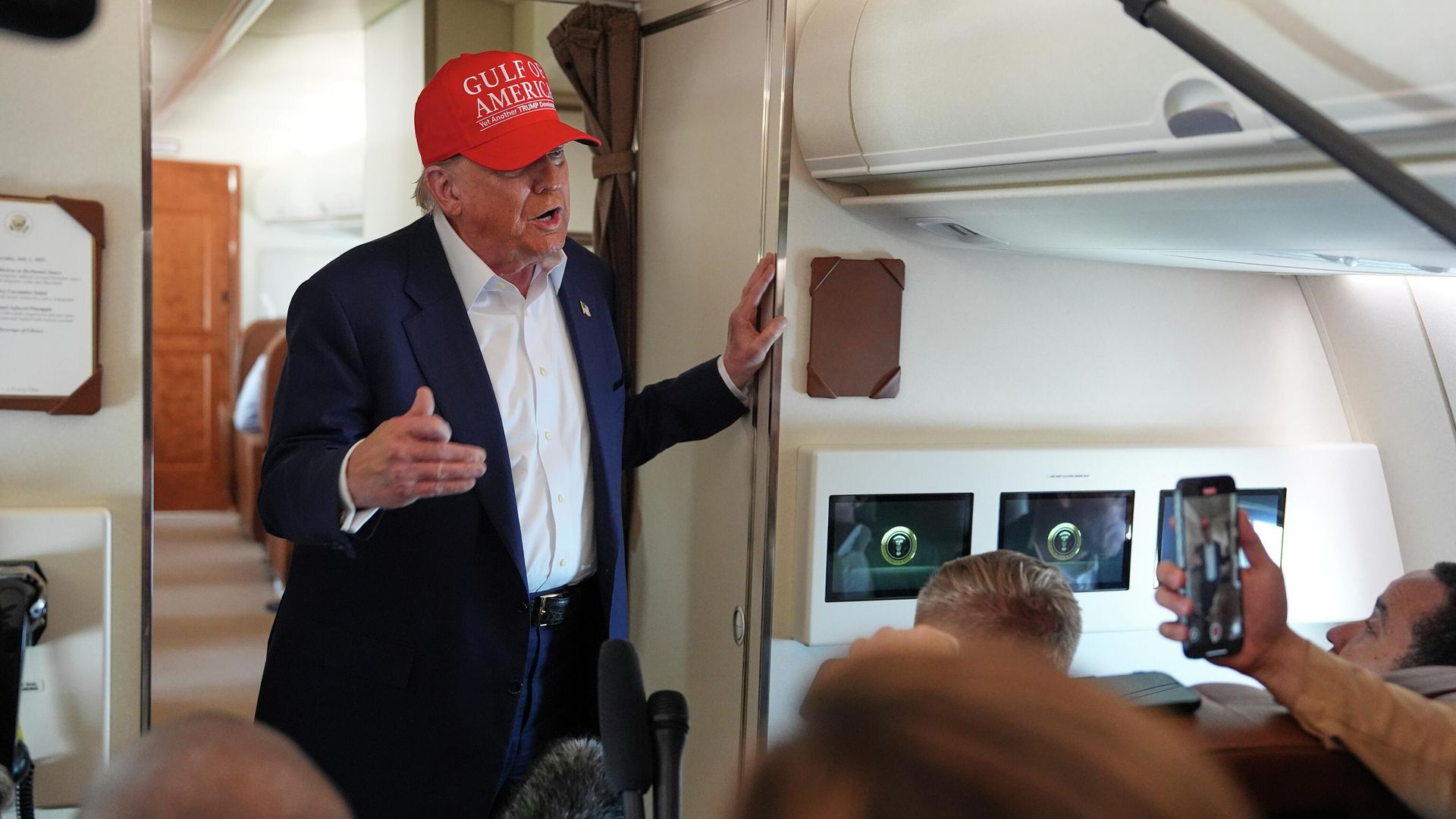 Президент США Дональд Трамп беседует с журналистами на борту президентского самолета по итогам своего визита в штат Флорида Президент США Дональд Трамп беседует с журналистами на борту президентского самолета по итогам своего визита в штат Флорида - РИА Новости, 1920, 01.07.2025