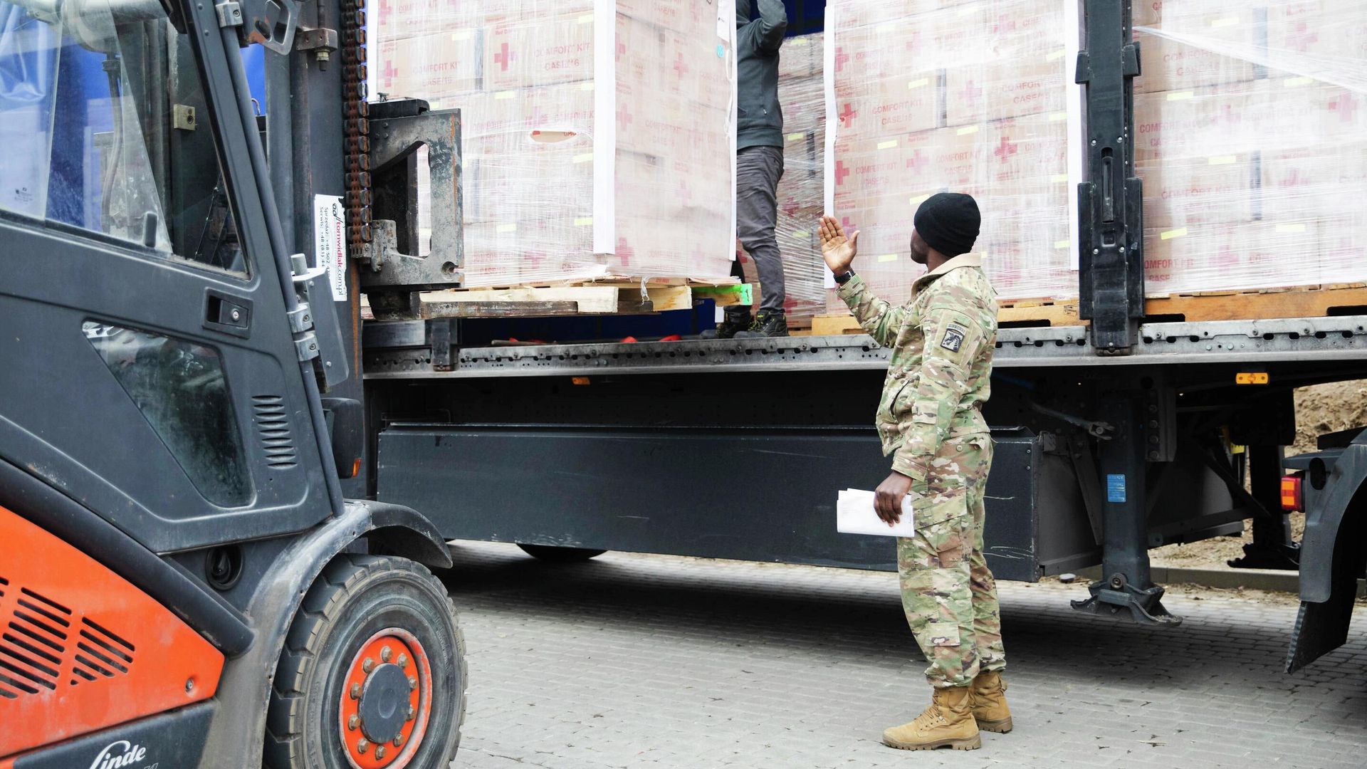 Американские военные разгружают грузы для Украины по программе USAID в Польше Американские военные разгружают грузы для Украины по программе USAID в Польше - РИА Новости, 1920, 02.07.2025