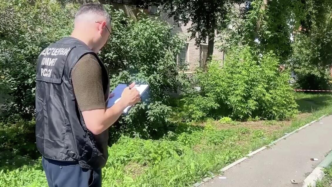 Работа СК России на месте происшествия, где в руках у мужчины взорвалась коробка в челябинском Копейске Работа СК России на месте происшествия, где в руках у мужчины взорвалась коробка в челябинском Копейске - РИА Новости, 1920, 04.07.2025