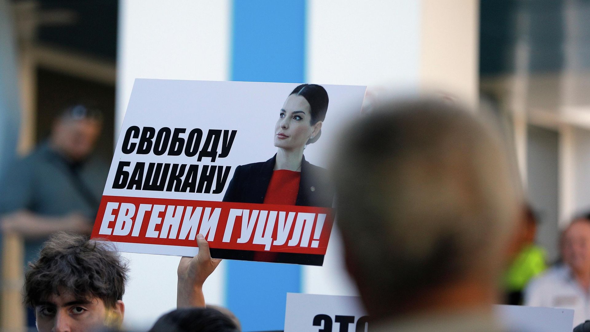 Пикет сторонников главы Гагаузии Евгении Гуцул у здания суда в Кишиневе Пикет сторонников главы Гагаузии Евгении Гуцул у здания суда в Кишиневе - РИА Новости, 1920, 08.10.2025