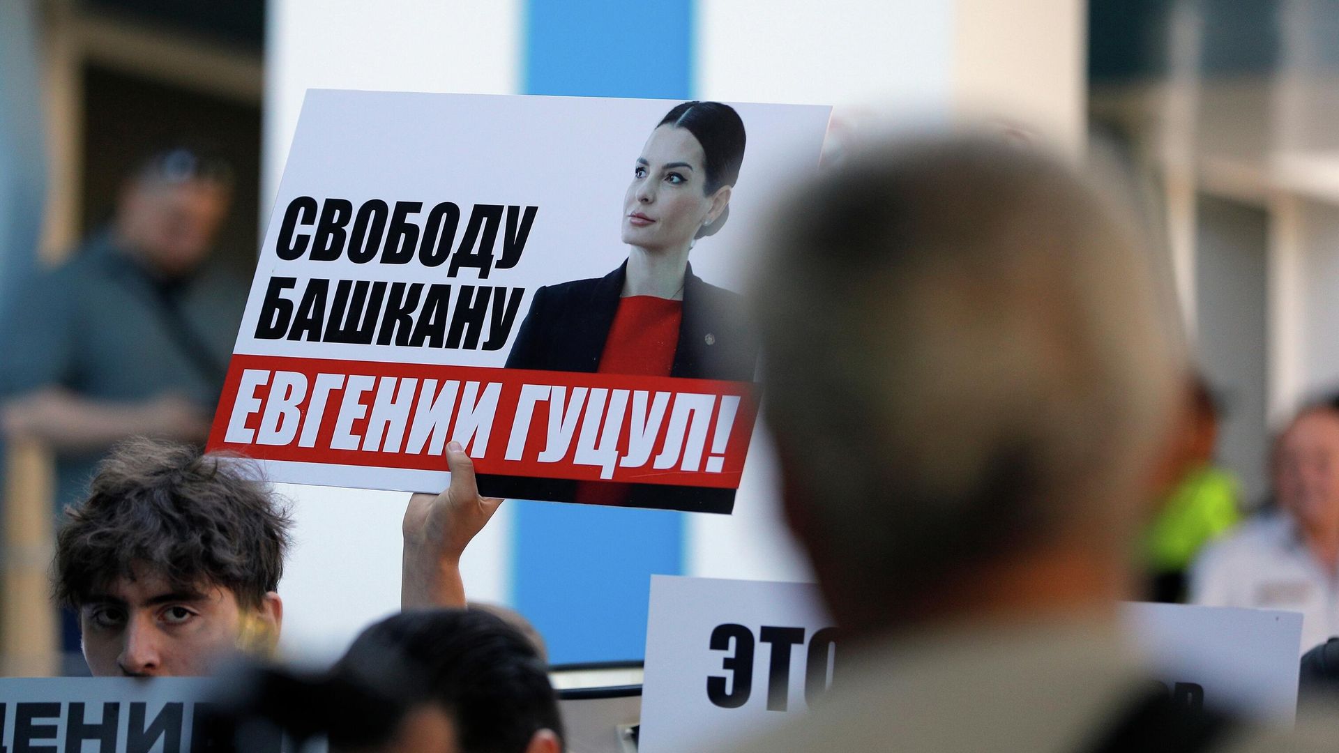 Пикет сторонников главы Гагаузии Евгении Гуцул у здания суда в Кишиневе Пикет сторонников главы Гагаузии Евгении Гуцул у здания суда в Кишиневе - РИА Новости, 1920, 08.10.2025