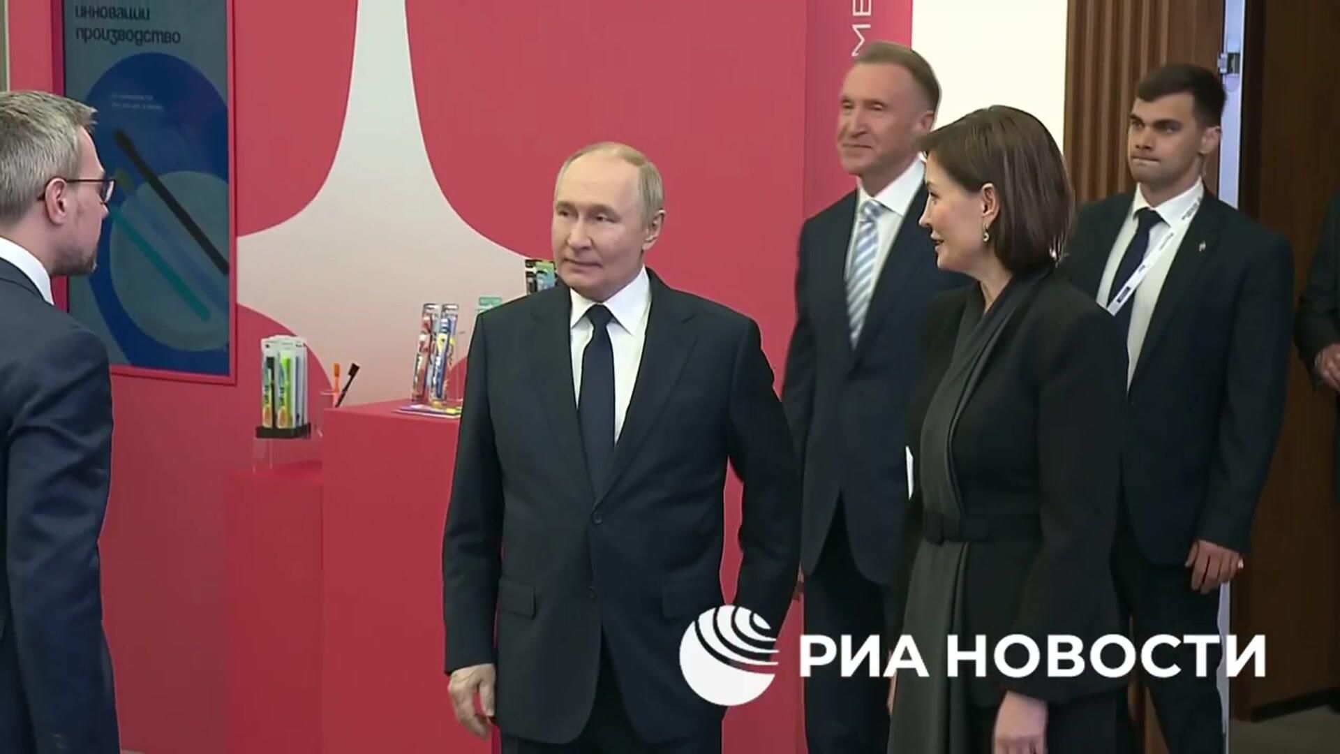 Путин на выставке участников конкурса растущих российских брендов Знай наших Путин на выставке участников конкурса растущих российских брендов Знай наших - РИА Новости, 1920, 03.07.2025