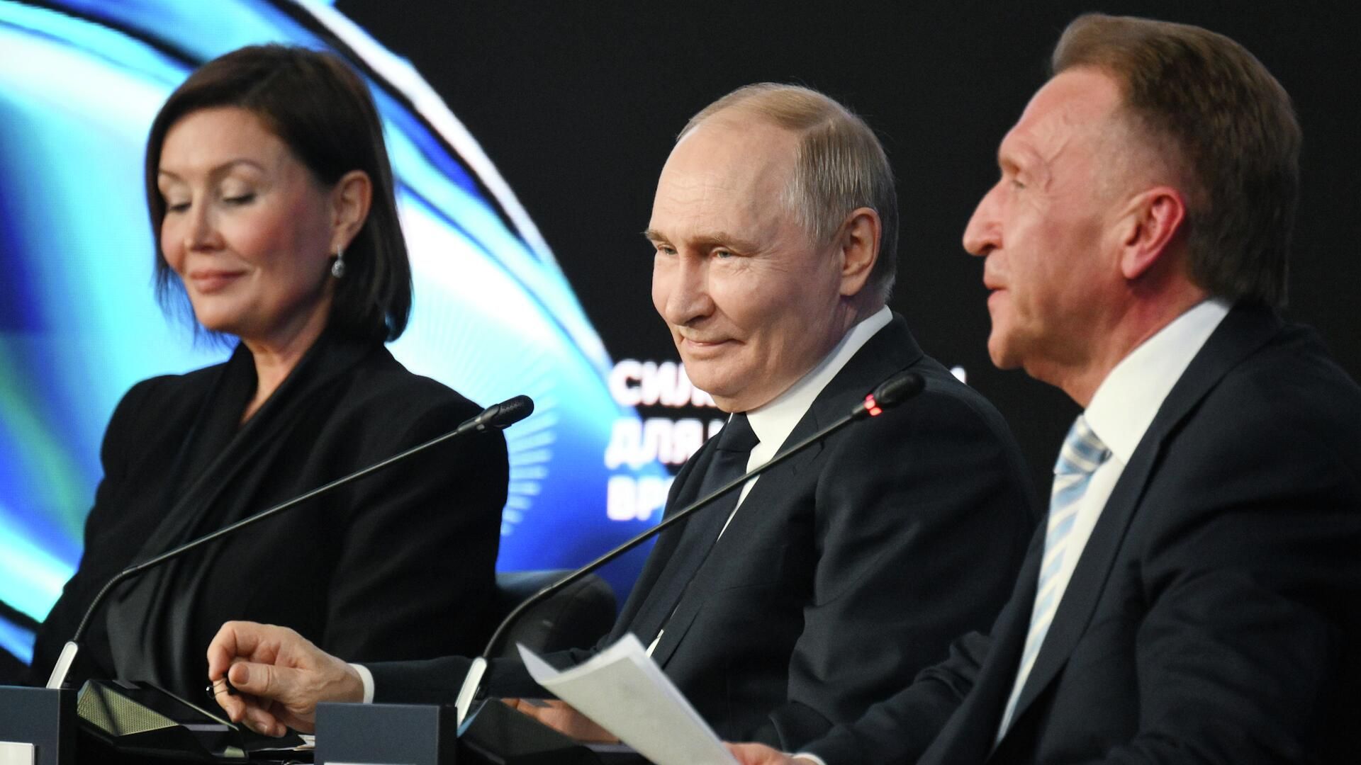 Путин предложил участникам форума АСИ передать что-нибудь президенту США Путин предложил участникам форума АСИ передать что-нибудь президенту США - РИА Новости, 1920, 03.07.2025