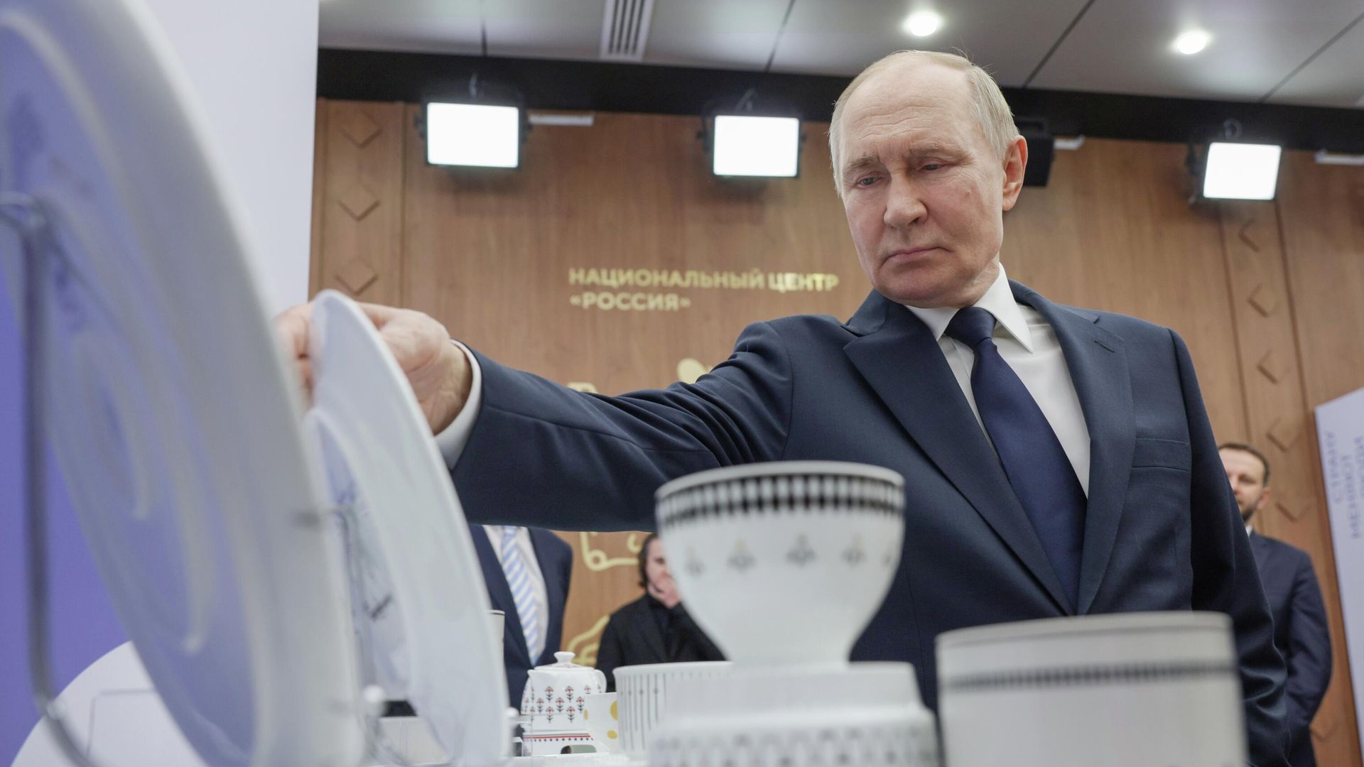 Президент РФ Владимир Путин осматривает выставку участников конкурса растущих российских брендов Знай наших в национальном центре Россия Президент РФ Владимир Путин осматривает выставку участников конкурса растущих российских брендов Знай наших в национальном центре Россия - РИА Новости, 1920, 03.07.2025