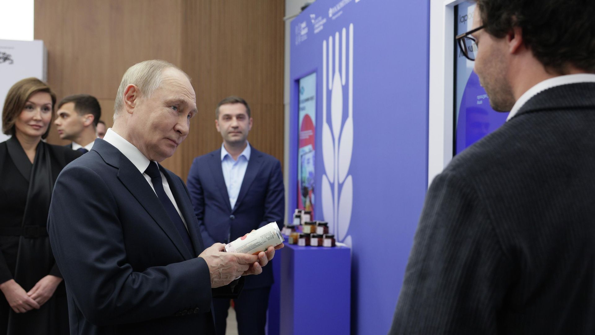 Президент РФ Владимир Путин осматривает выставку участников конкурса растущих российских брендов Знай наших в национальном центре Россия в Москве Президент РФ Владимир Путин осматривает выставку участников конкурса растущих российских брендов Знай наших в национальном центре Россия в Москве - РИА Новости, 1920, 03.07.2025
