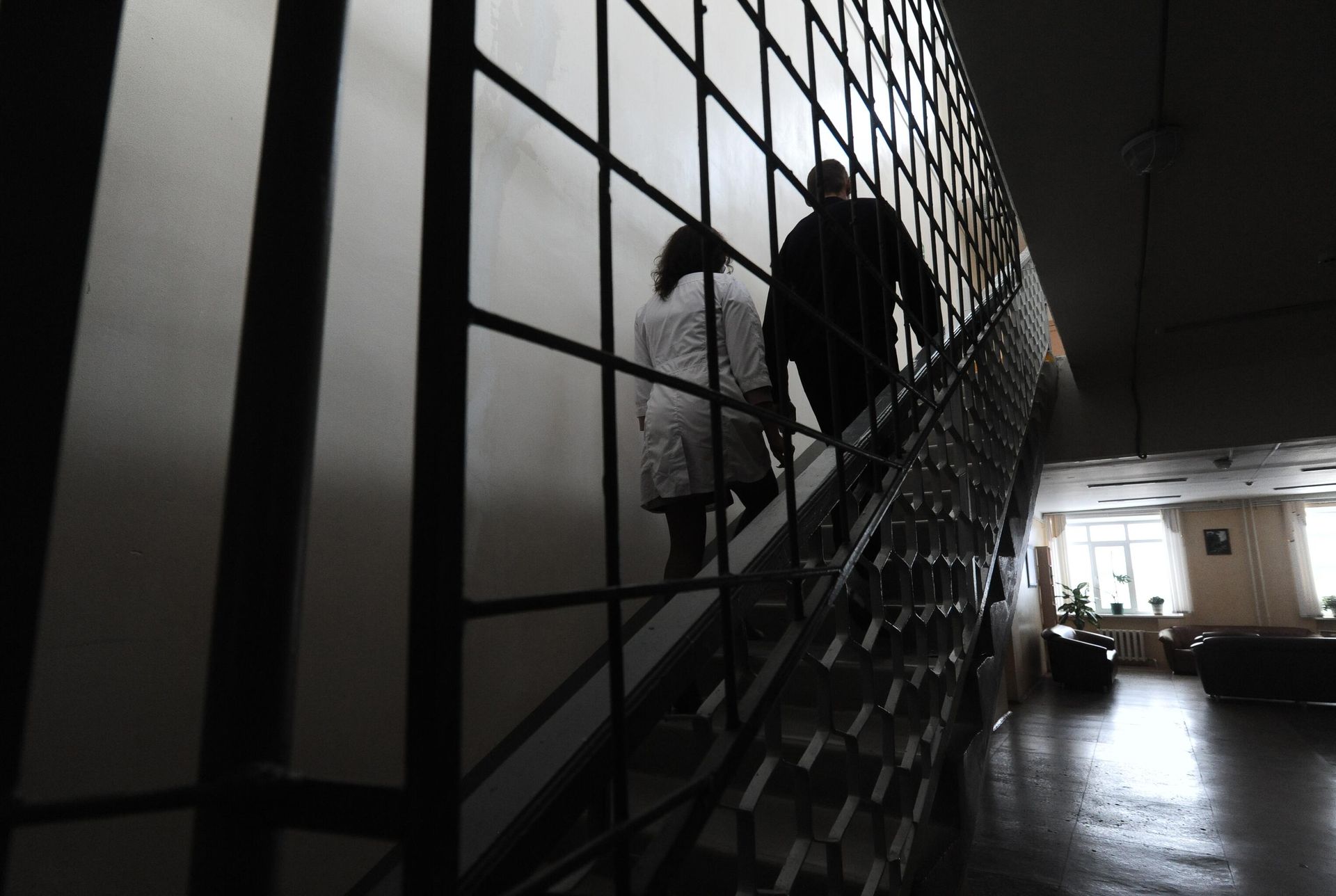 Медсестра и пациент реабилитационного центра психиатрической клинической больницы Медсестра и пациент реабилитационного центра психиатрической клинической больницы - РИА Новости, 1920, 03.07.2025