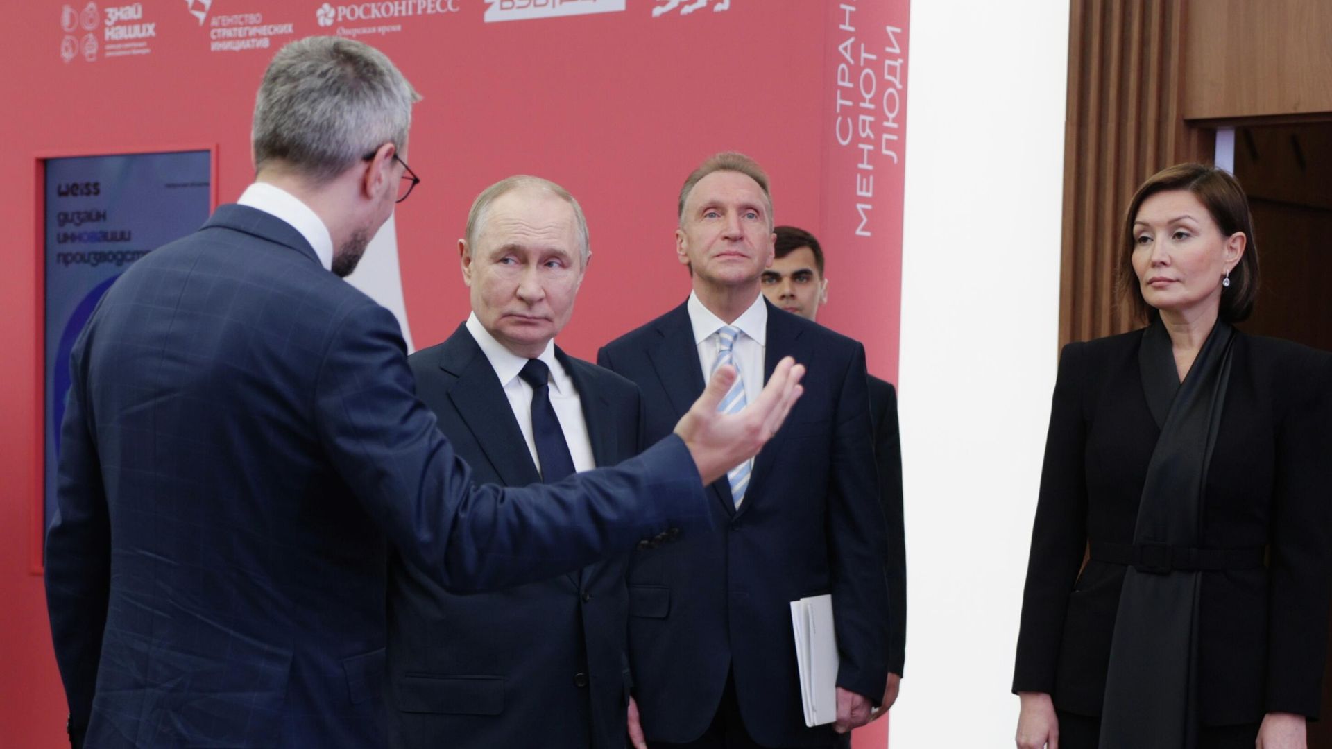 Президент РФ Владимир Путин осматривает выставку участников конкурса растущих российских брендов Знай наших в национальном центре Россия в Москве - РИА Новости, 1920, 03.07.2025