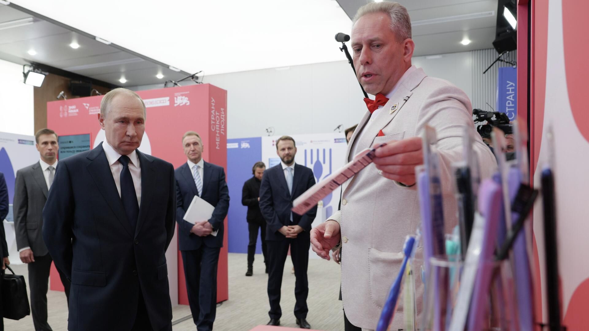 Путин знакомится с продукцией российских брендов Путин знакомится с продукцией российских брендов - РИА Новости, 1920, 03.07.2025