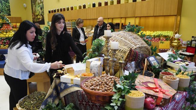Продукция и товары, представленные в павильоне Азербайджан на ВДНХ в Москве