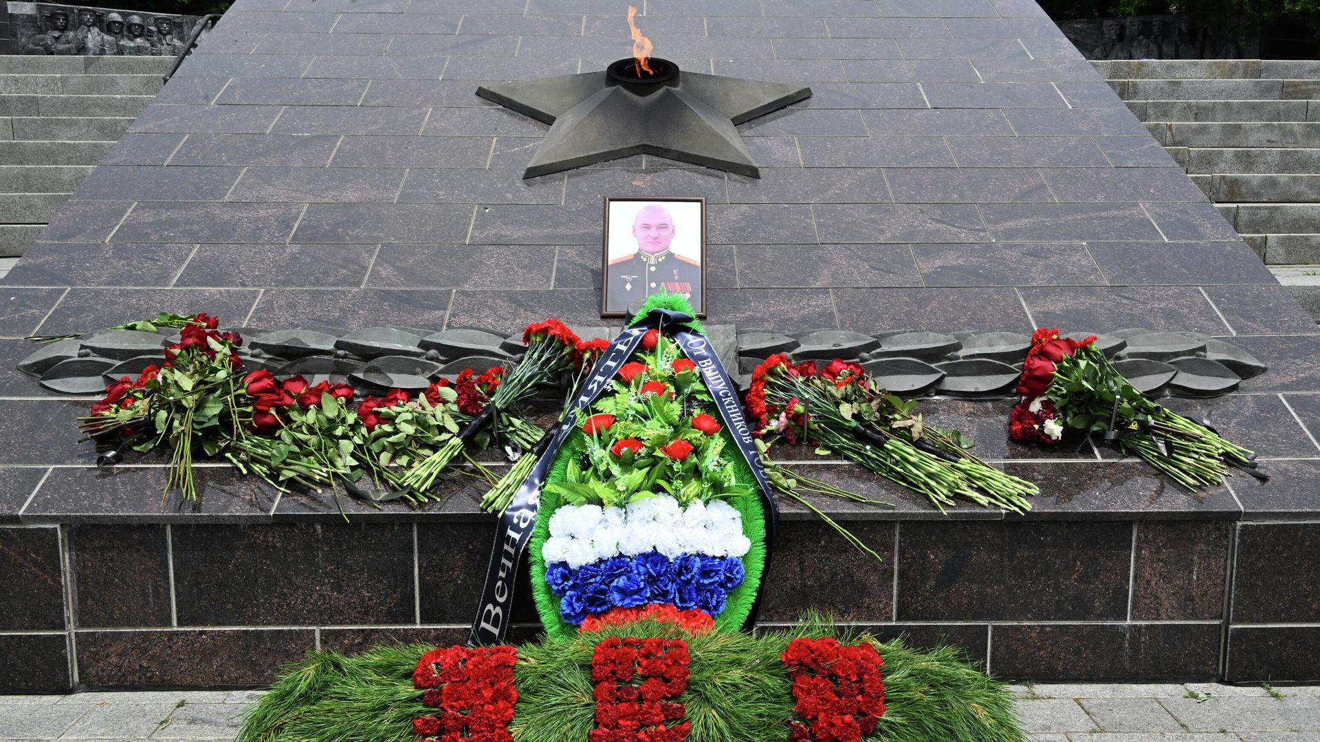 Стихийный мемориал в память о погибшем заместителе главкома ВМФ РФ Михаиле Гудкове Стихийный мемориал в память о погибшем заместителе главкома ВМФ РФ Михаиле Гудкове - РИА Новости, 1920, 06.07.2025