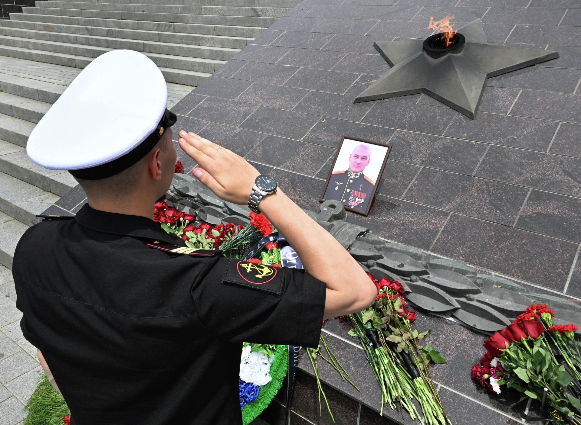 Стихийный мемориал в память о погибшем заместителе главкома ВМФ РФ Михаиле Гудкове Стихийный мемориал в память о погибшем заместителе главкома ВМФ РФ Михаиле Гудкове