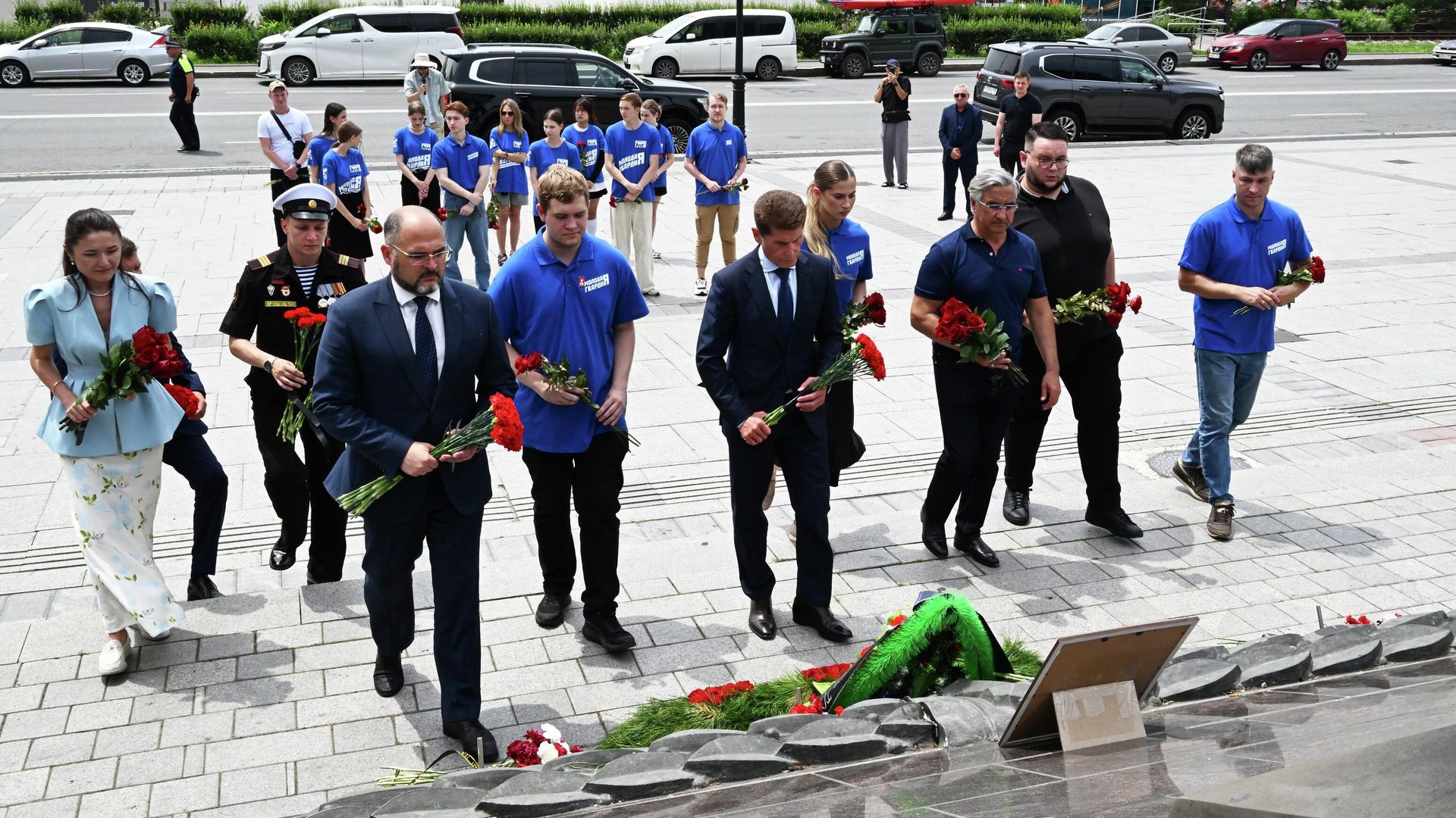 Губернатор Приморского края Олег Кожемяко и мэр Владивостока Константин Шестаков возлагают цветы к стихийному мемориалу в память о заместителе главнокомандующего Военно-морским флотом по береговым и сухопутным войскам, Герое России генерал-майоре Михаиле Гудкове Губернатор Приморского края Олег Кожемяко и мэр Владивостока Константин Шестаков возлагают цветы к стихийному мемориалу в память о заместителе главнокомандующего Военно-морским флотом по береговым и сухопутным войскам, Герое России генерал-майоре Михаиле Гудкове - РИА Новости, 1920, 04.07.2025