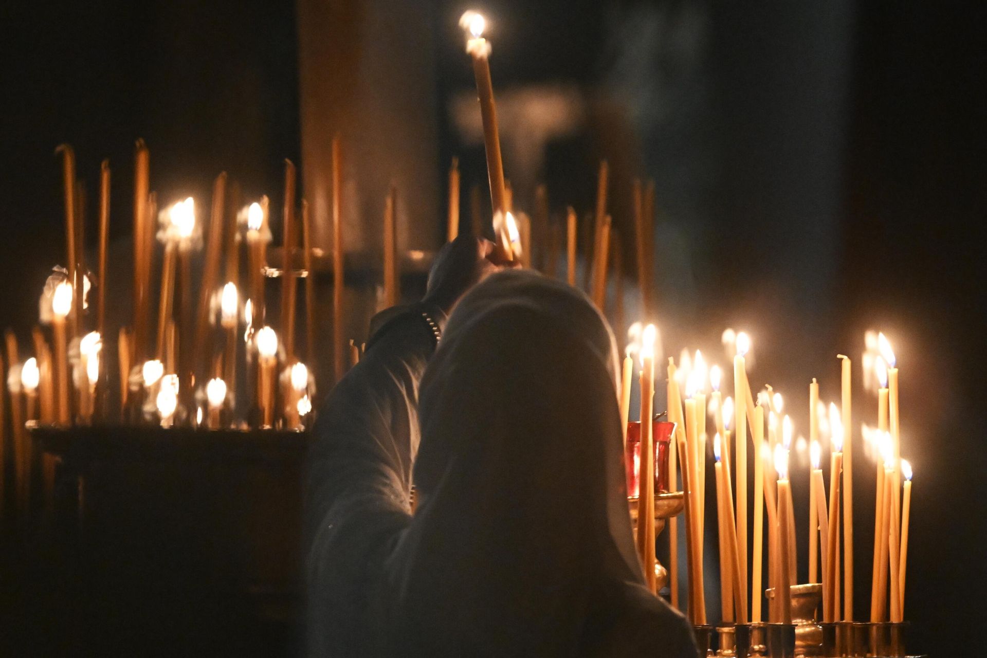 Верующая во время праздничного пасхального богослужения в Покровском кафедральном соборе в Рогожской слободе Верующая во время праздничного пасхального богослужения в Покровском кафедральном соборе в Рогожской слободе - РИА Новости, 1920, 09.07.2025
