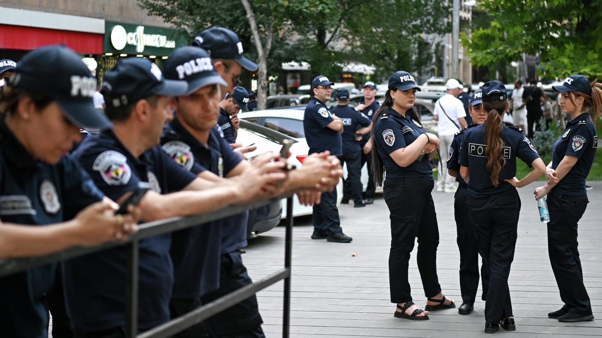 Сотрудники полиции во время акции в Ереване в поддержку арестованного владельца компании Ташир Групп Самвела Карапетяна Сотрудники полиции во время акции в Ереване в поддержку арестованного владельца компании Ташир Групп Самвела Карапетяна - РИА Новости, 1920, 04.07.2025