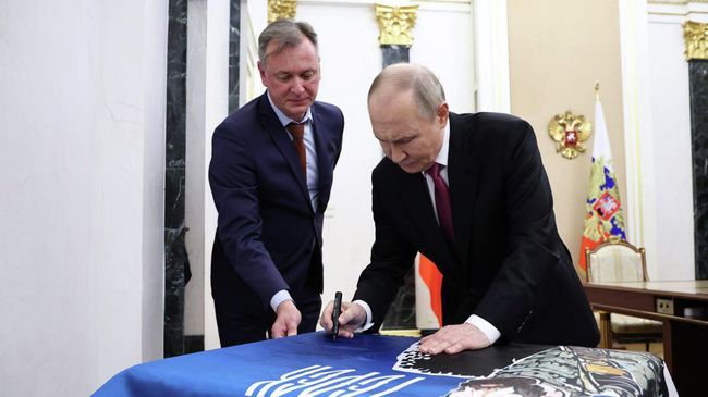Знамя с личной подписью президента России Владимира Путина вручили в пятницу представителям участвующей в специальной военной операции казачьей разведывательной бригаде Терек
