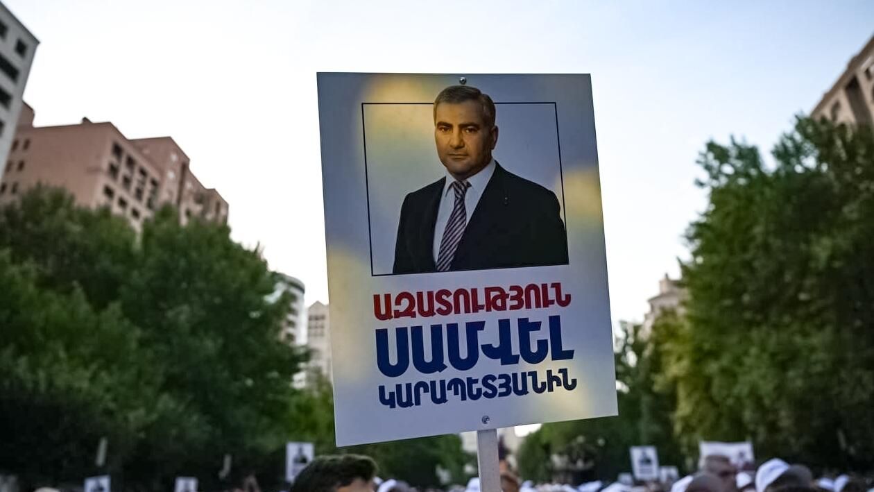 Плакат с надписью Свободу Самвелу Карапетяну во время акции в Ереване в поддержку арестованного владельца компании Ташир Групп Плакат с надписью Свободу Самвелу Карапетяну во время акции в Ереване в поддержку арестованного владельца компании Ташир Групп - РИА Новости, 1920, 15.10.2025