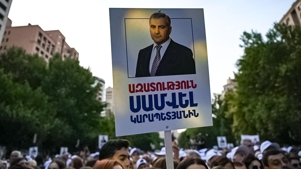 Плакат с надписью Свободу Самвелу Карапетяну Плакат с надписью Свободу Самвелу Карапетяну - РИА Новости, 1920, 16.12.2025