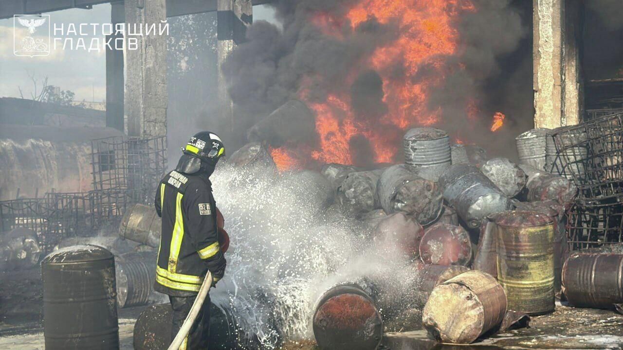 Сотрудники МЧС ликвидируют пожар после атаки БПЛА ВСУ в Шебекино Сотрудники МЧС ликвидируют пожар после атаки БПЛА ВСУ в Шебекино - РИА Новости, 1920, 04.07.2025