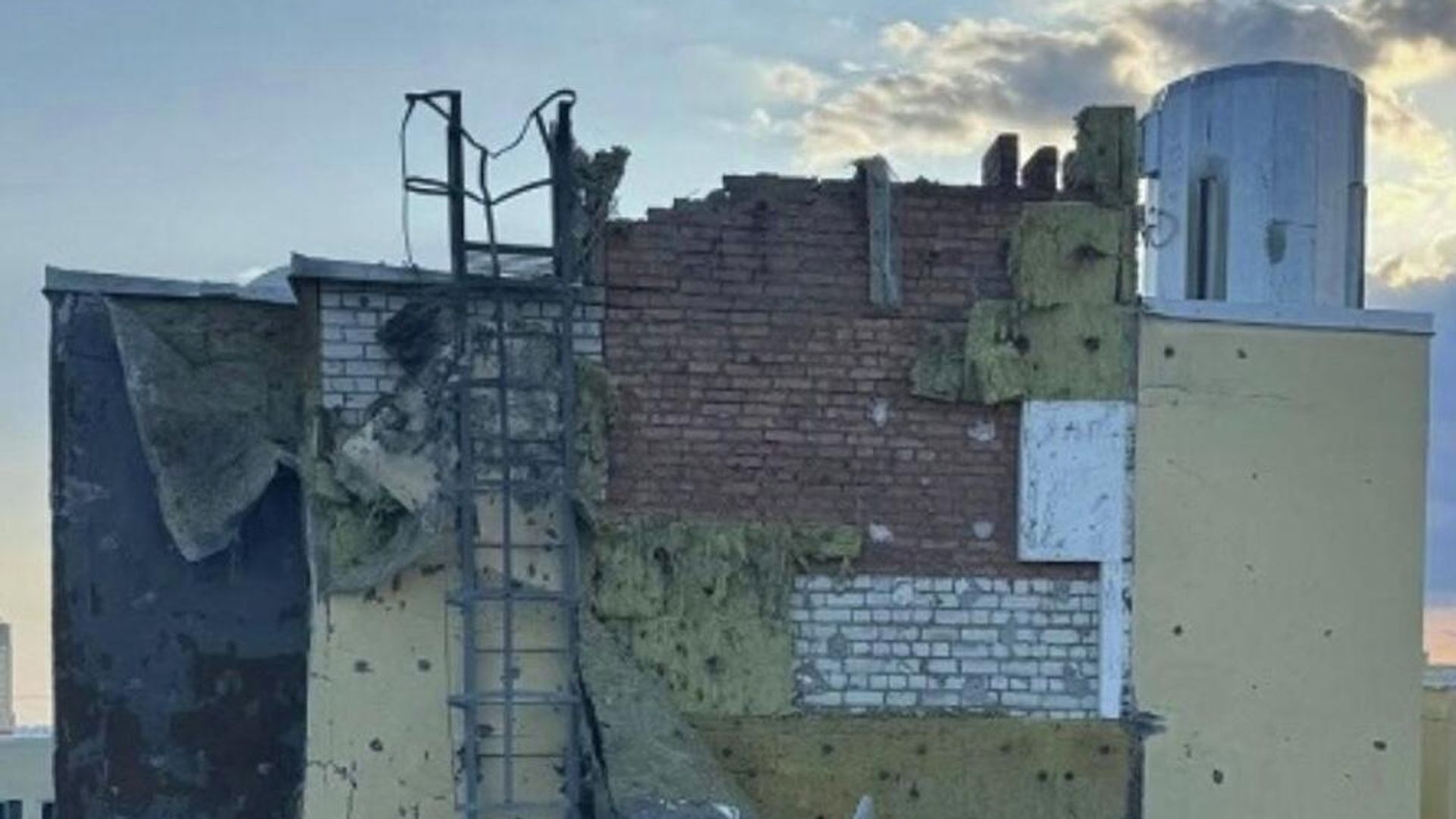 Последствия попадания дрона ВСУ в жилой дом в Энгельсе Саратовской области - РИА Новости, 1920, 05.07.2025