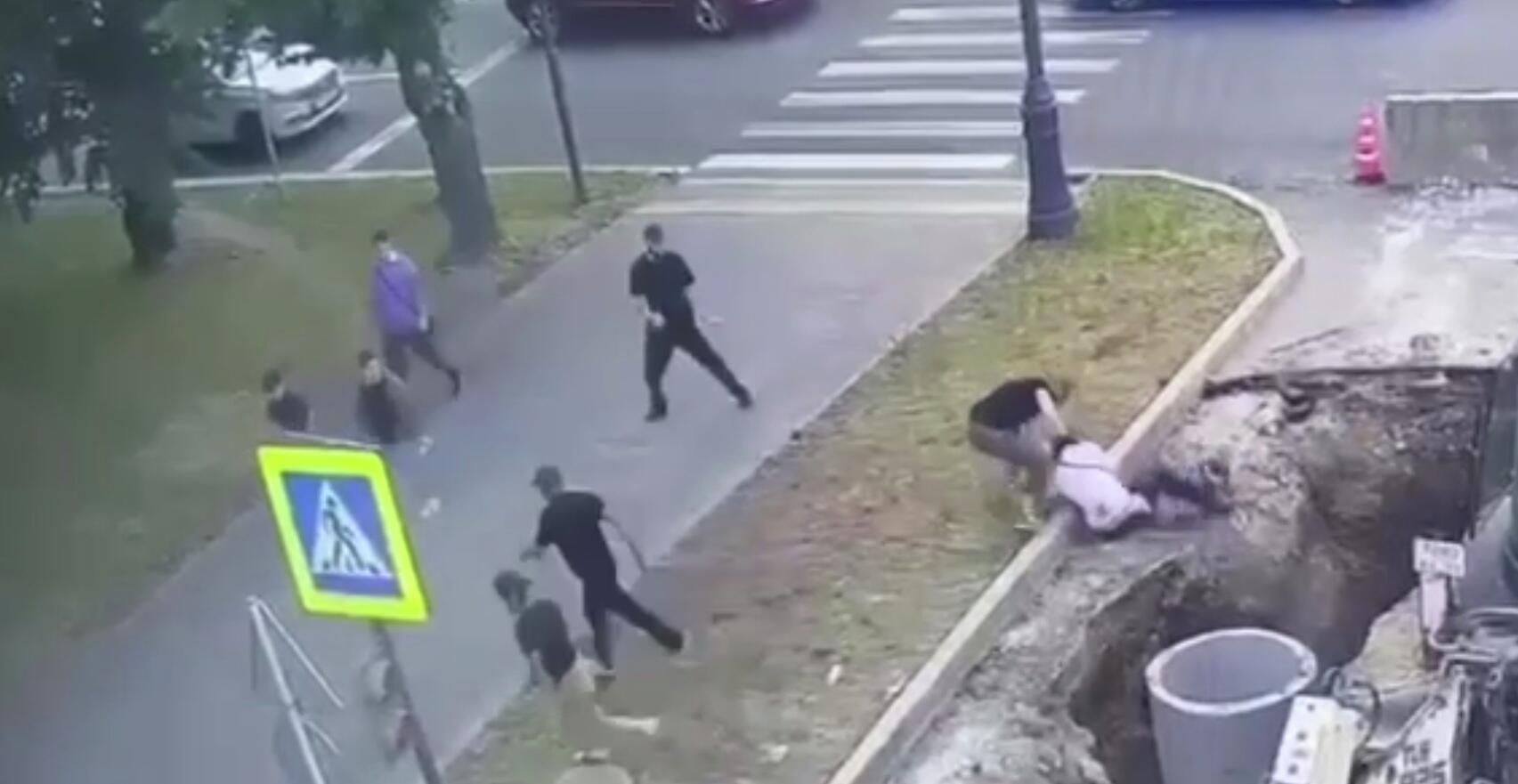 Момент нападения на сотрудника ДПС в Нальчике. Кадр записи камеры видеонаблюдения Момент нападения на сотрудника ДПС в Нальчике. Кадр записи камеры видеонаблюдения - РИА Новости, 1920, 05.07.2025