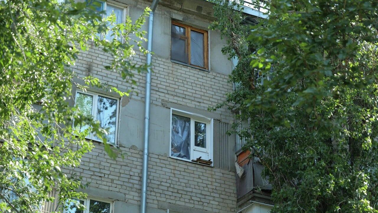 На месте атаки БПЛА по жилому дому в Энгельсе Саратовской области - РИА Новости, 1920, 05.07.2025
