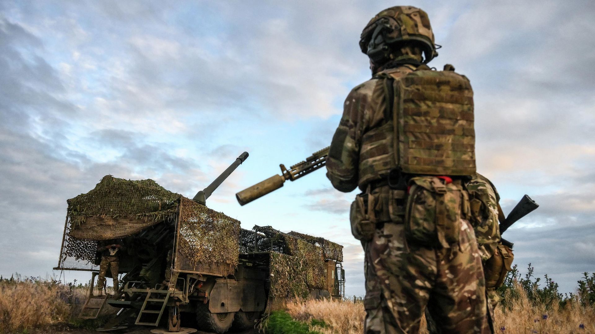 Военнослужащие группировки войск Центр у самоходной артиллерийской установки 2С44 Гиацинт-К Военнослужащие группировки войск Центр у самоходной артиллерийской установки 2С44 Гиацинт-К - РИА Новости, 1920, 13.07.2025