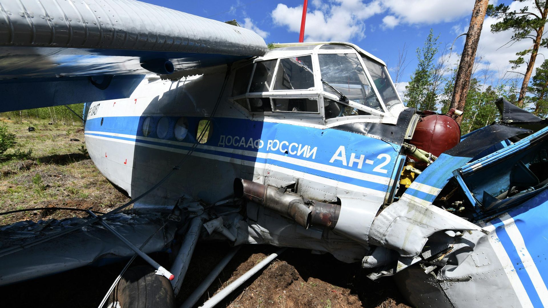 Спасатели у самолета АН-2 в Читинском районе - РИА Новости, 1920, 06.07.2025