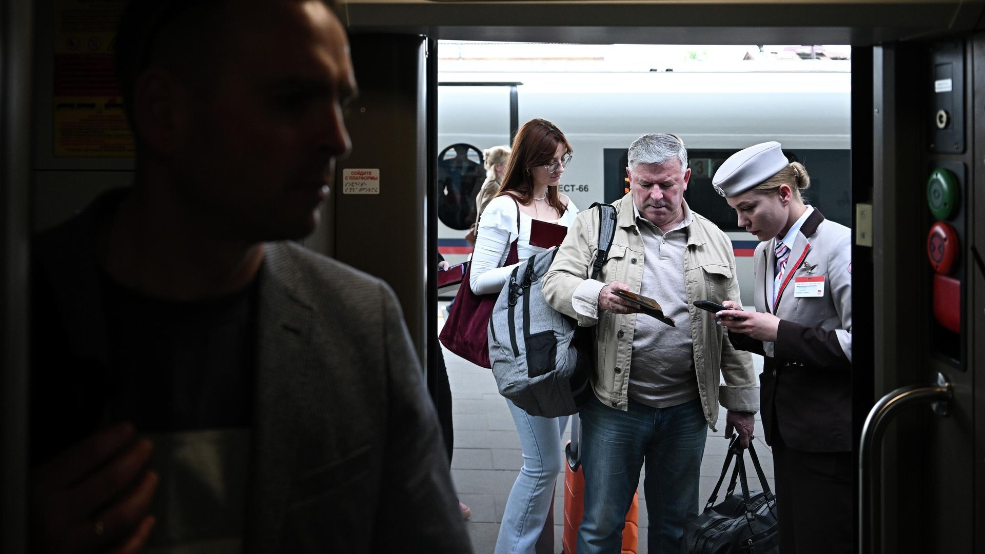 Проводница проверяет документы у пассажиров Проводница проверяет документы у пассажиров - РИА Новости, 1920, 19.07.2025