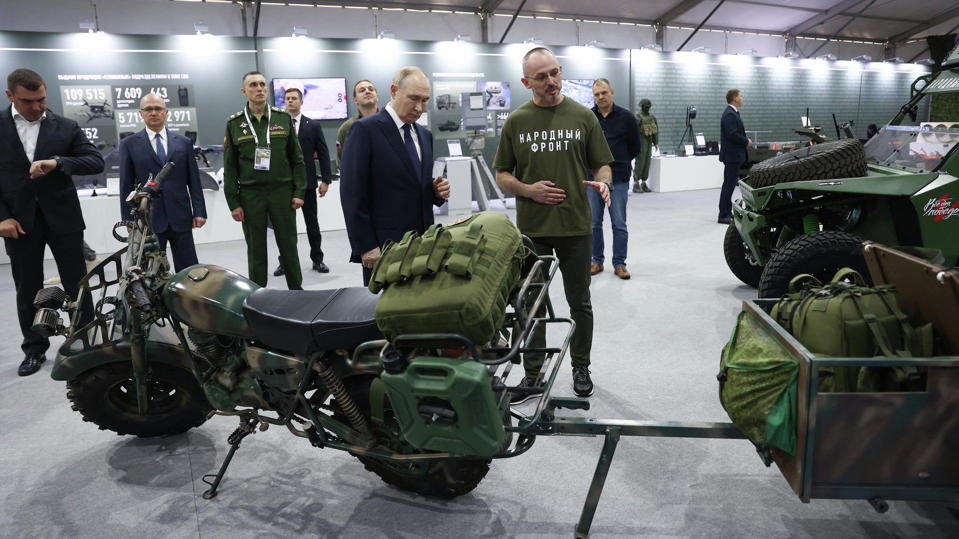 Президент РФ Владимир Путин посещает выставку в Национальном центре Россия, посвящённую итогам трёхлетней работы Народного фронта под девизом Всё для Победы! - РИА Новости, 1920, 06.07.2025