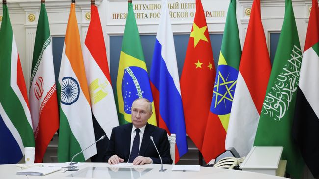 Президент РФ Владимир Путин принимает участие в формате видеоконференции в главном пленарном заседании XVII саммита БРИКС, который проходит под председательством Бразилии в Рио-де-Жанейро. 6 июля 2025