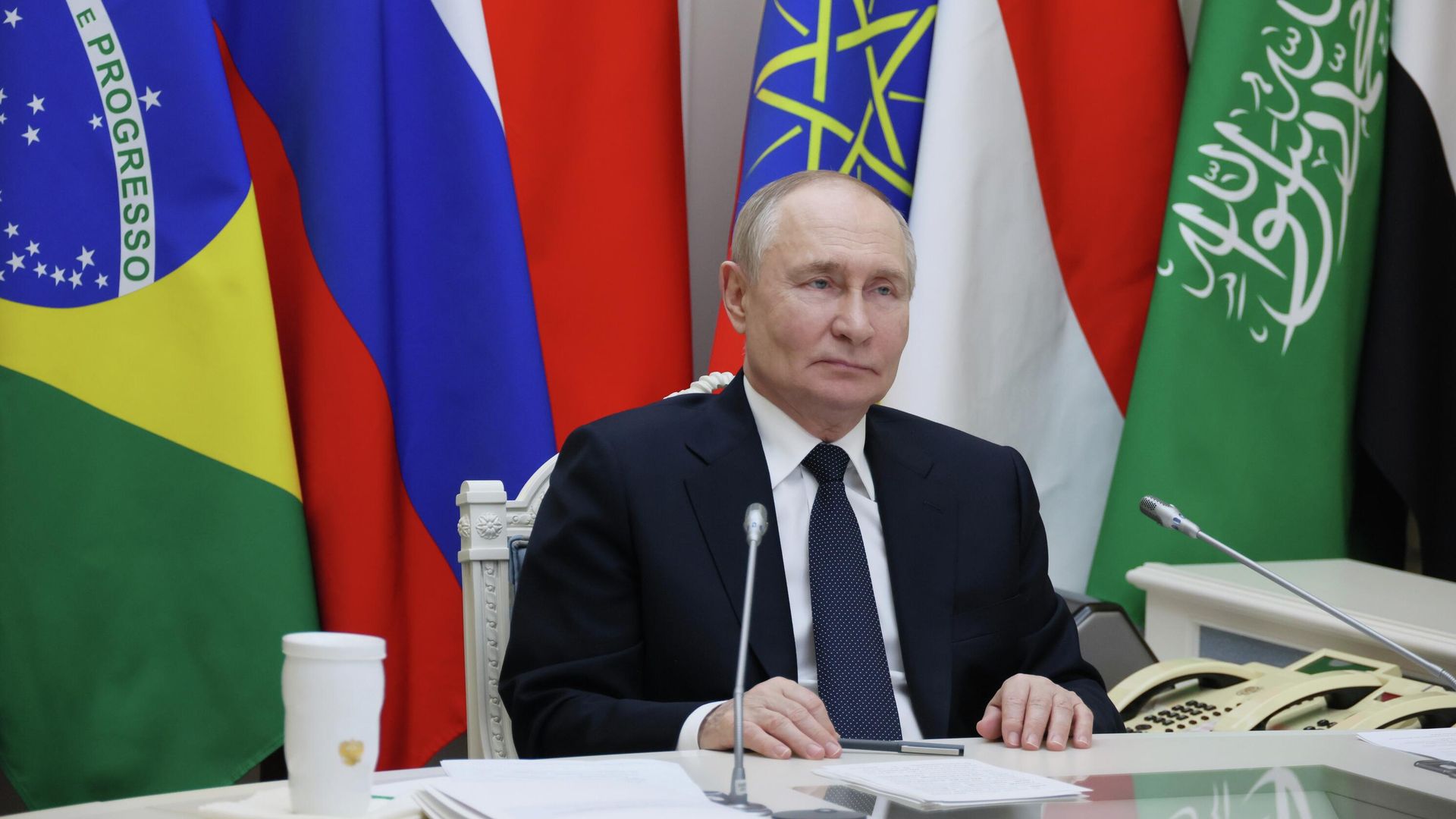 Президент РФ Владимир Путин принимает участие в формате видеоконференции в главном пленарном заседании XVII саммита БРИКС, который проходит под председательством Бразилии в Рио-де-Жанейро. 6 июля 2025 Президент РФ Владимир Путин принимает участие в формате видеоконференции в главном пленарном заседании XVII саммита БРИКС, который проходит под председательством Бразилии в Рио-де-Жанейро. 6 июля 2025 - РИА Новости, 1920, 06.07.2025