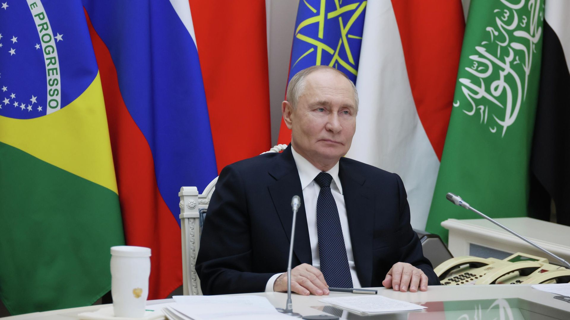 Президент РФ Владимир Путин принимает участие в формате видеоконференции в главном пленарном заседании XVII саммита БРИКС, который проходит под председательством Бразилии в Рио-де-Жанейро. 6 июля 2025 Президент РФ Владимир Путин принимает участие в формате видеоконференции в главном пленарном заседании XVII саммита БРИКС, который проходит под председательством Бразилии в Рио-де-Жанейро. 6 июля 2025 - РИА Новости, 1920, 06.07.2025