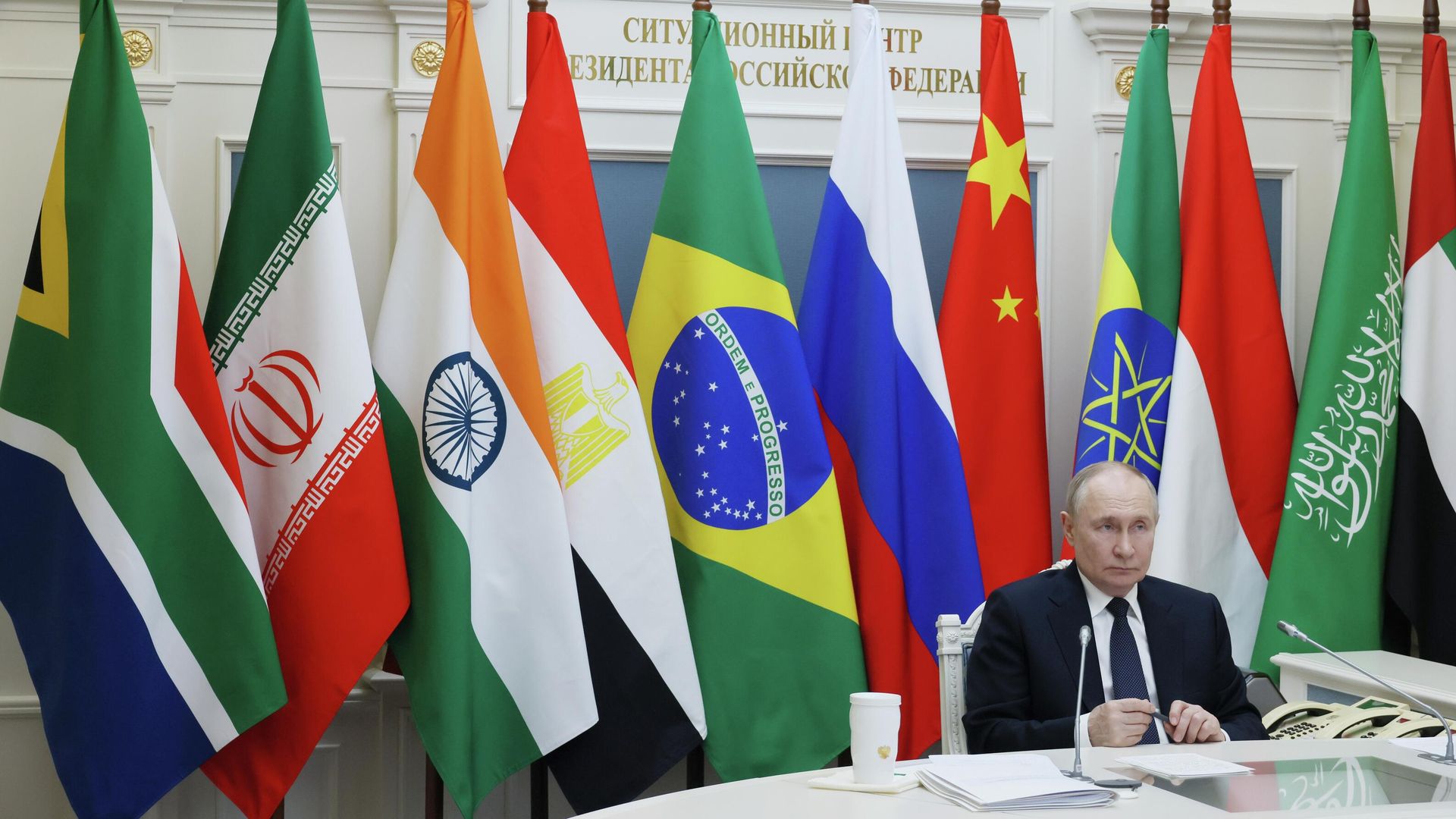 Президент РФ Владимир Путин принимает участие в формате видеоконференции в главном пленарном заседании XVII саммита БРИКС, который проходит под председательством Бразилии в Рио-де-Жанейро. 6 июля 2025 Президент РФ Владимир Путин принимает участие в формате видеоконференции в главном пленарном заседании XVII саммита БРИКС, который проходит под председательством Бразилии в Рио-де-Жанейро. 6 июля 2025 - РИА Новости, 1920, 06.07.2025