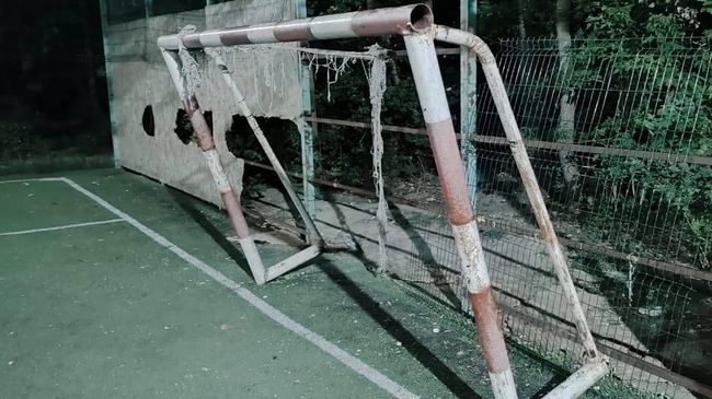 Место происшествия, где в результате падения футбольных ворот погиб ребенок в дагестанском селе Терекли-Мектеб