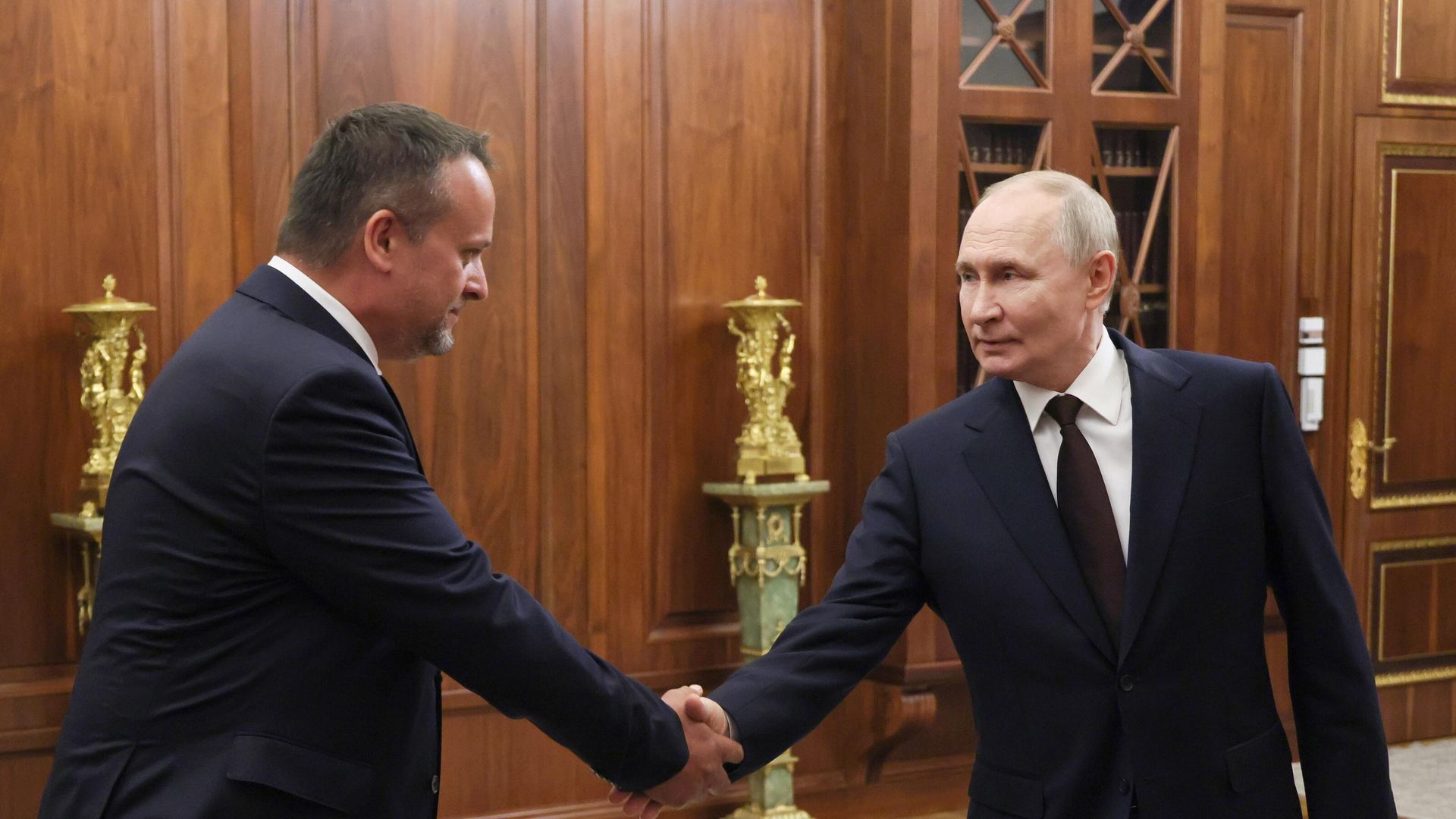 Президент РФ Владимир Путин и заместитель министра транспорта РФ Андрей Никитин во время встречи Президент РФ Владимир Путин и заместитель министра транспорта РФ Андрей Никитин во время встречи - РИА Новости, 1920, 07.07.2025