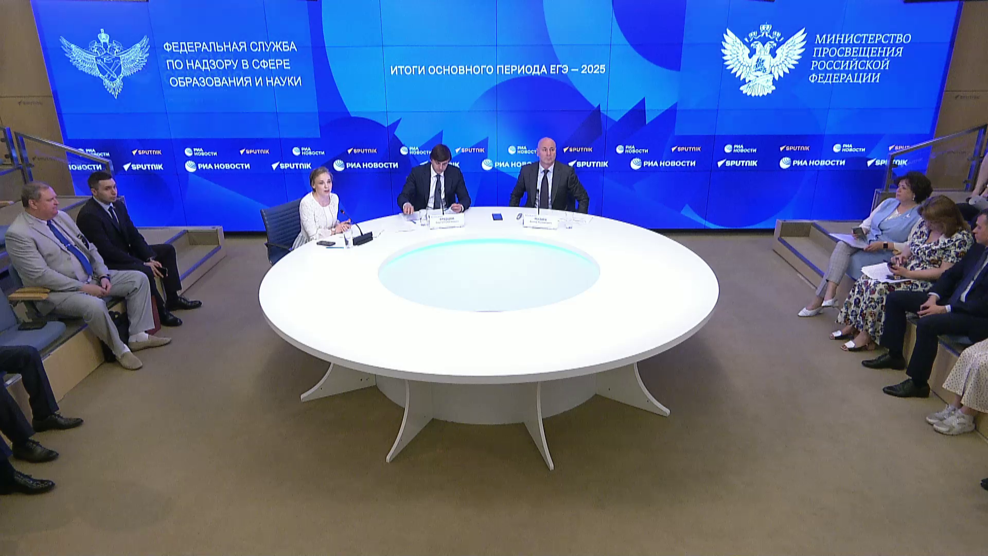 Итоги основного периода ЕГЭ — 2025 - РИА Новости, 1920, 07.07.2025