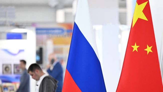 Флаги России и Китая