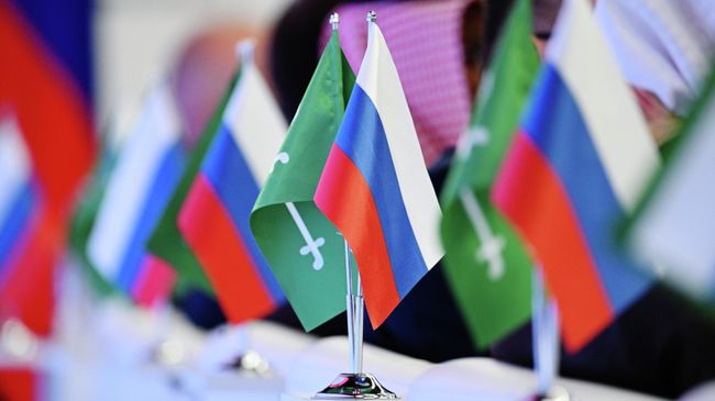 Флаги России и Саудовской Аравии