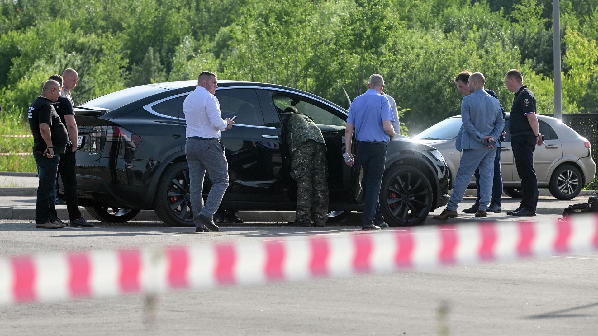 Следователи у машины экс-министра транспорта РФ Романа Старовойта на парковке в Одинцовском городском округе Московской области, где 7 июля было найдено его тело Следователи у машины экс-министра транспорта РФ Романа Старовойта на парковке в Одинцовском городском округе Московской области, где 7 июля было найдено его тело - РИА Новости, 1920, 08.07.2025