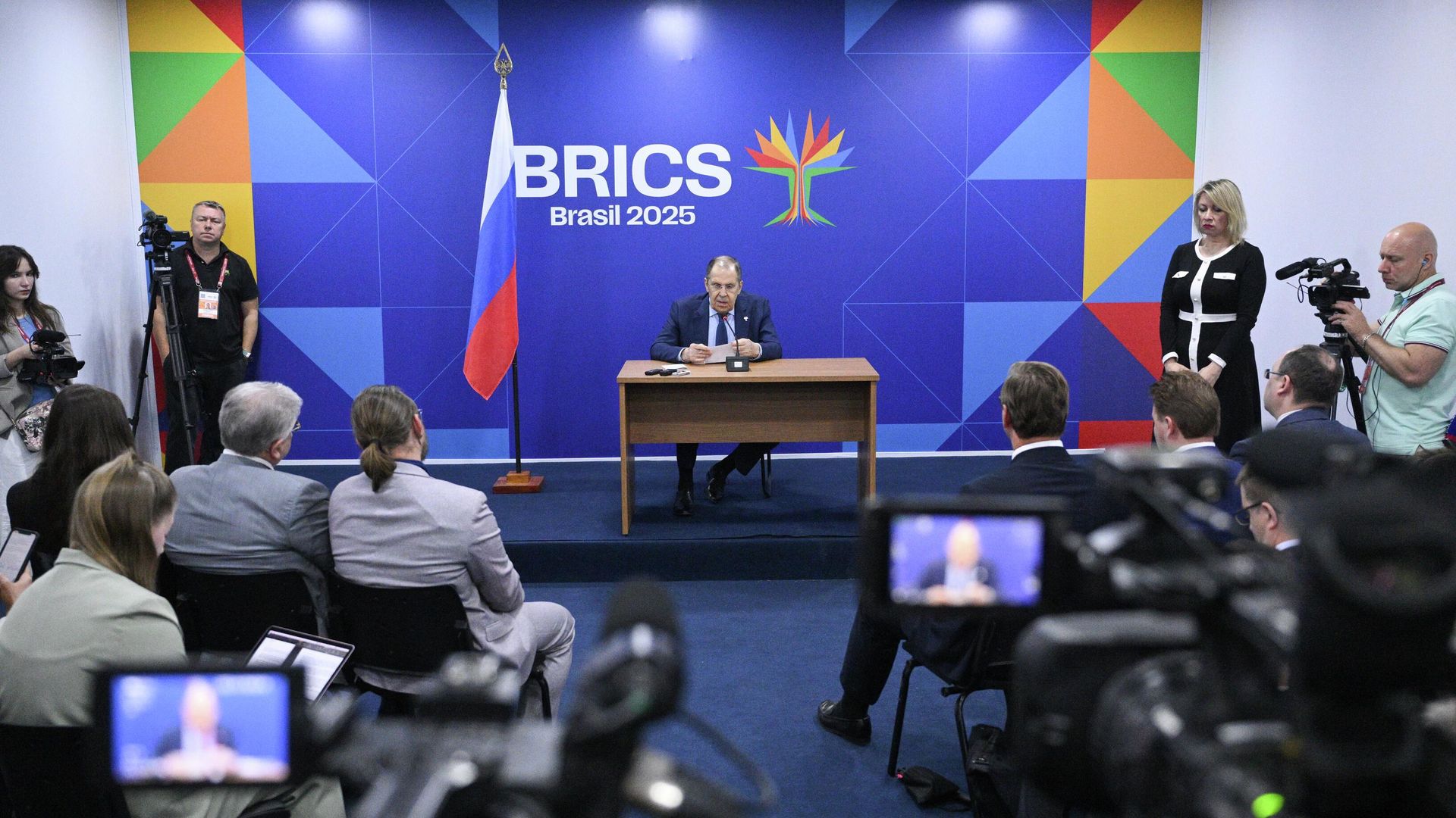 Министр иностранных дел РФ Сергей Лавров во время пресс-конференции на XVII саммите БРИКС под председательством Бразилии в Рио-де-Жанейро Министр иностранных дел РФ Сергей Лавров во время пресс-конференции на XVII саммите БРИКС под председательством Бразилии в Рио-де-Жанейро - РИА Новости, 1920, 07.07.2025