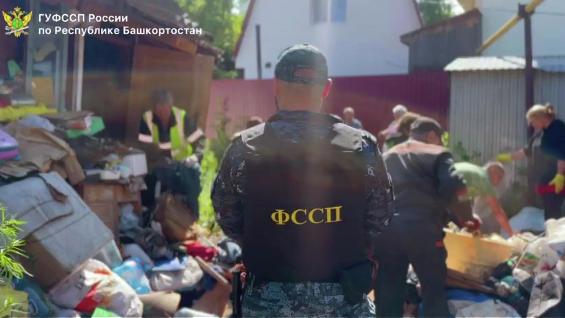 Судебные приставы совместно с коммунальными службами вывезли десять грузовиков мусора из частного дома пенсионера в Уфе. Кадр видео Судебные приставы совместно с коммунальными службами вывезли десять грузовиков мусора из частного дома пенсионера в Уфе. Кадр видео - РИА Новости, 1920, 08.07.2025