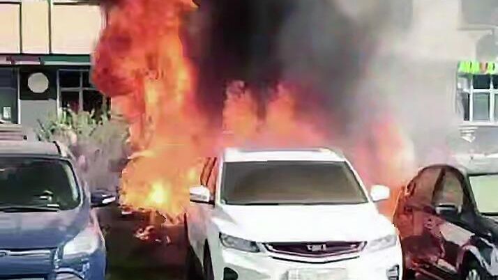 Пожар во дворе жилого дома на Бескудниковском бульваре в Москве. Кадр видео из соцсетей Пожар во дворе жилого дома на Бескудниковском бульваре в Москве. Кадр видео из соцсетей - РИА Новости, 1920, 08.07.2025