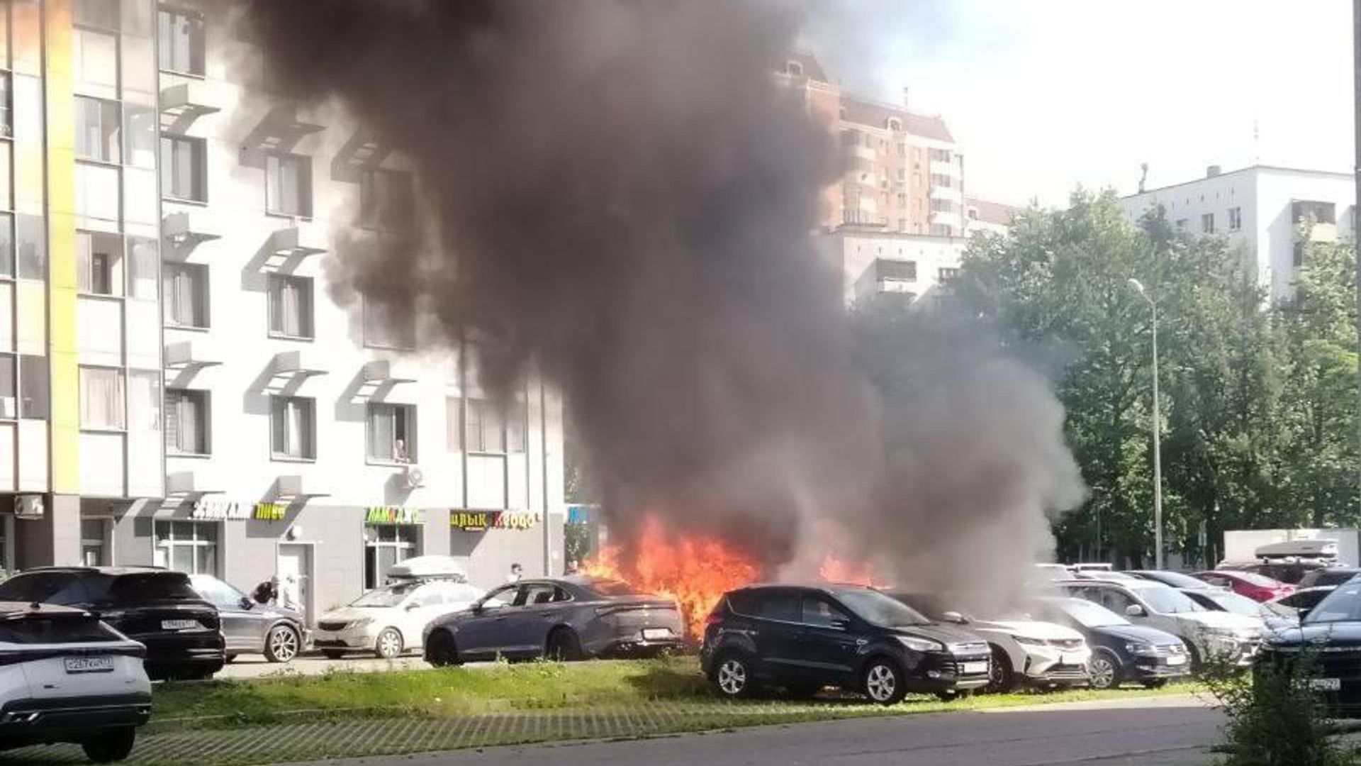 Пожар во дворе жилого дома на Бескудниковском бульваре в Москве Пожар во дворе жилого дома на Бескудниковском бульваре в Москве - РИА Новости, 1920, 08.07.2025
