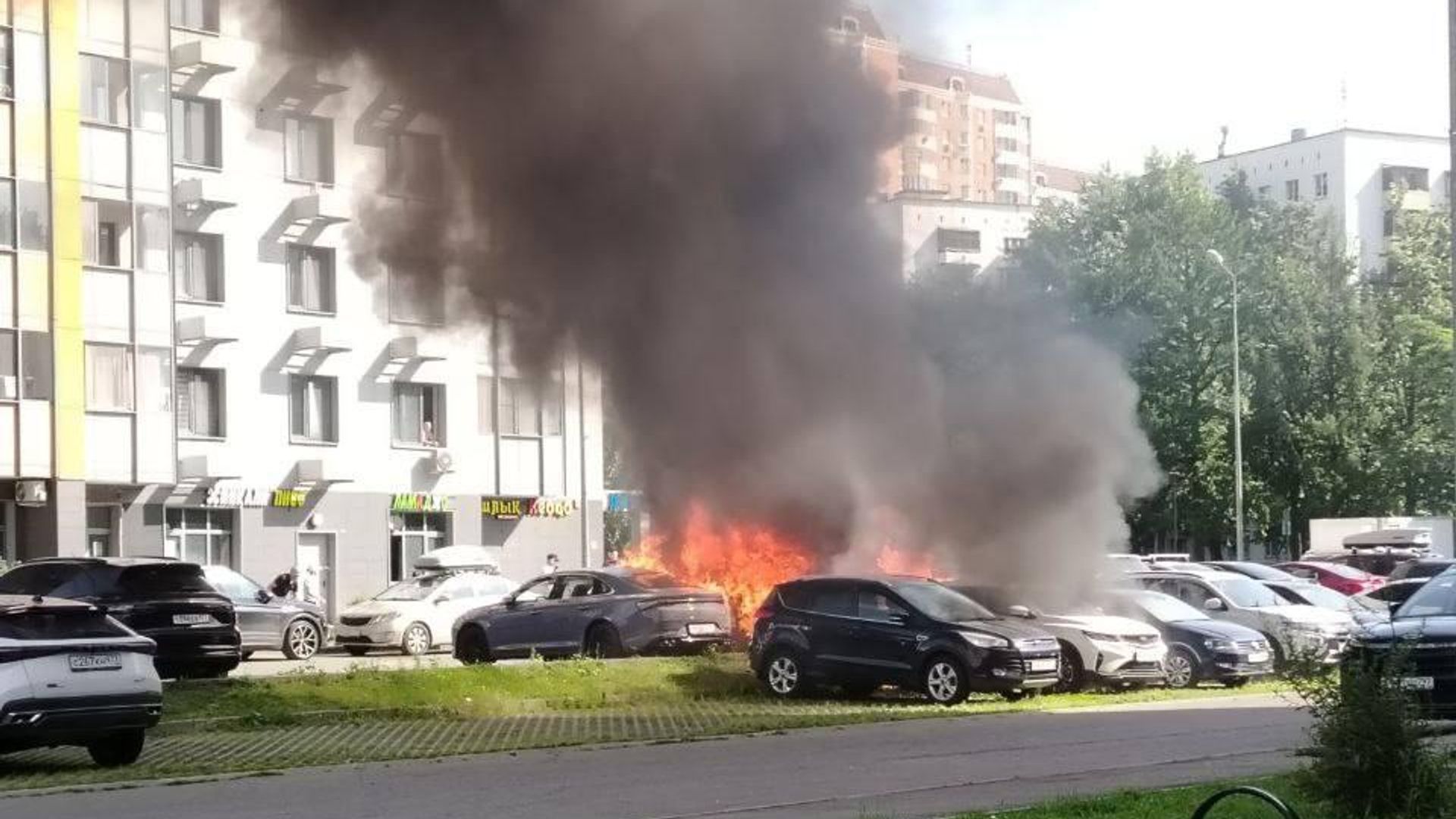 Пожар во дворе жилого дома на Бескудниковском бульваре в Москве Пожар во дворе жилого дома на Бескудниковском бульваре в Москве - РИА Новости, 1920, 08.07.2025